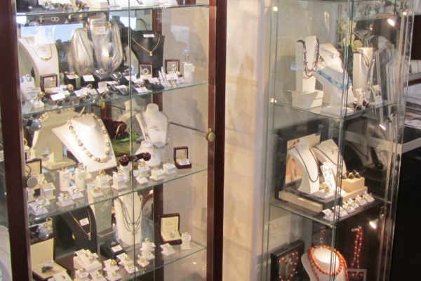 Schmuckausteller in der Schmuck-Vitrine Bild 1